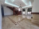 شقة دوبلكس طابق اول للايجار في الظهير بمساحة بناء اجمالية 400م