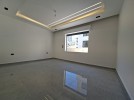Apartment with garden for rent in Hjar Al-Nawabelseh, area of 186m