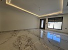 Apartment with garden for rent in Hjar Al-Nawabelseh, area of 186m