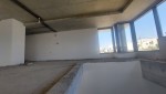 معرض تجاري بمجمع واجهاته زجاجية للبيع في عبدون