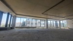 معرض تجاري بمجمع واجهاته زجاجية للبيع في عبدون