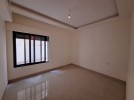 شقة مع ترس للبيع في عبدون بمساحة بناء 107م