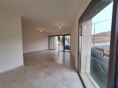 شقة ارضية مع مسبح مشترك للبيع في عبدون بمساحة بناء225م 