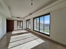 شقة طابق ثاني للبيع في عبدون بمساحة بناء 240م