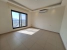 شقة طابق تسوية للبيع في اجمل مناطق عبدون، بمساحة بناء 220م