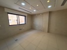 شقة طابق تسوية للبيع في اجمل مناطق عبدون، بمساحة بناء 220م