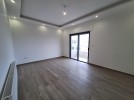 شقة طابق اول للبيع في ديرغبار بمساحة بناء 240م
