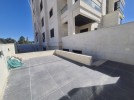 شقة مع حديقة للبيع في قرية النخيل، بمساحة بناء 200م