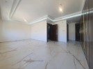 شقة اخير مع روف دوبلكس للبيع في قرية النخيل، بمساحة اجمالية 270م