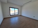 شقة مع ترس للبيع في عبدون بمساحة بناء 320م