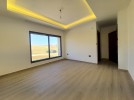 شقة ارضيه مع ترس للبيع في كوردور عبدون بمساحة بناء300م