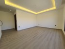 شقة ارضيه مع ترس للبيع في كوردور عبدون بمساحة بناء300م