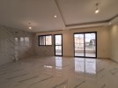 شقة ارضية طابقية مع ترس للبيع في دير غبار بمساحة بناء 221م