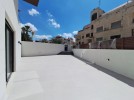 شقة مع حديقة للبيع في عبدون بمساحة بناء 215م