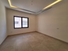 شقة طابق اول للبيع في دير غبار بمساحة بناء 300م