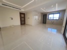 شقة ارضية مع حديقة للبيع في طريق المطار بمساحة بناء 325م