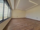 شقة ارضية مع حديقة للبيع في طريق المطار بمساحة بناء 325م