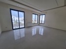 Duplex apartment with a roof and terrace for sale in Umm Uthaina 180m