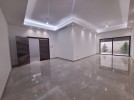 شقة مع ترس دوبلكس للبيع في دير غبار بمساحة بناء 316م