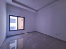 شقة مع ترس دوبلكس للبيع في دير غبار بمساحة بناء 316م