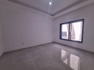 شقة مع ترس دوبلكس للبيع في دير غبار بمساحة بناء 316م