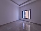 شقة مع ترس دوبلكس للبيع في دير غبار بمساحة بناء 316م