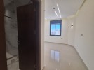 شقة اخير مع روف للبيع في دير غبار بمساحة بناء اجمالية 200م