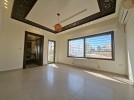 شقة طابق ثالث للبيع في قرية النخيل بمساحة بناء 150م